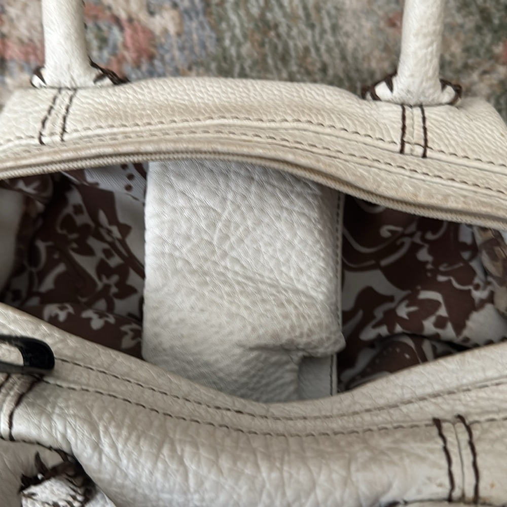 Elegant White Leather Handbag - Picture 3 of 8